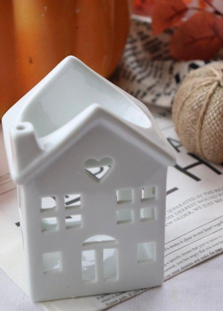 مبخرة زيت على شكل كوخ