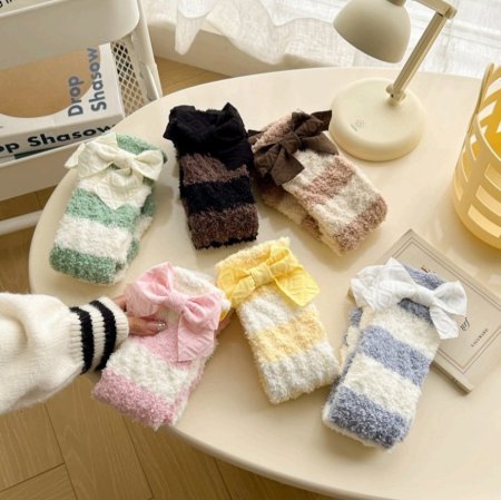 جرابت صوف مخططة وفيونكة